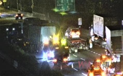 觀傳媒 雲嘉南新聞 國一南下斗南段連環車禍 貨車駕駛搶救脫困共4名送醫