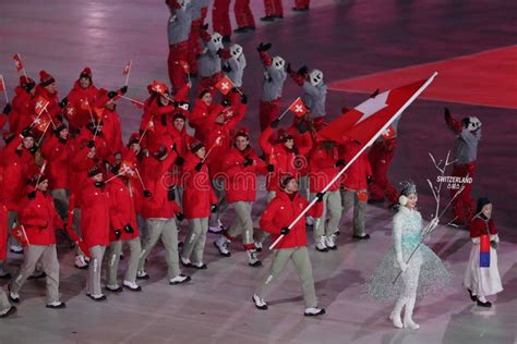 Campe N Ol Mpico Dario Cologna Que Lleva La Bandera De Suiza Que Lleva