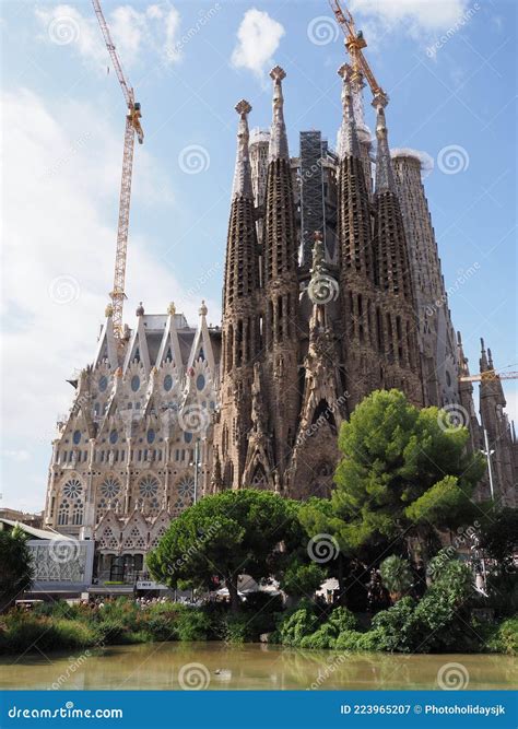 Cathédrale Sagrada Familia à L étang à Barcelone Ville Espagne