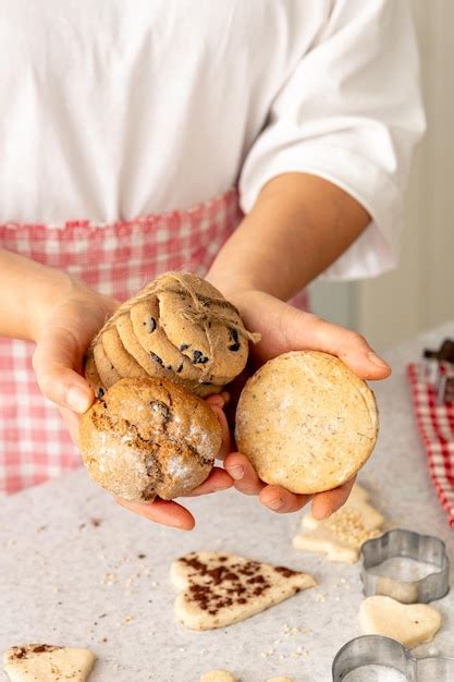 Galletas Caseras En Manos Femeninas Concepto De Horneado Navide O