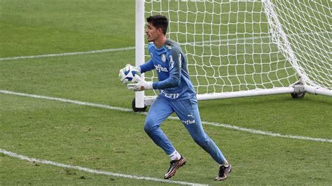 Palmeiras Acerta Sa Da De Vinicius Silvestre Para Clube Portugu S