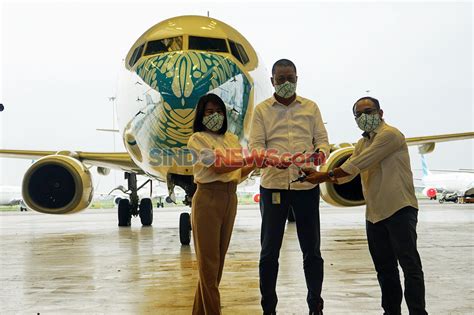 FOTO Pesawat Garuda Indonesia Pakai Masker Motif Batik Parang