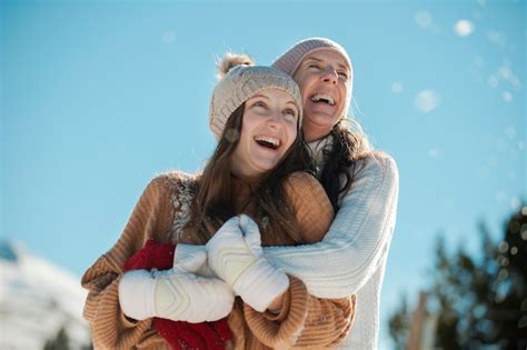 Familie hat Spaß im Winter Kostenlose Foto