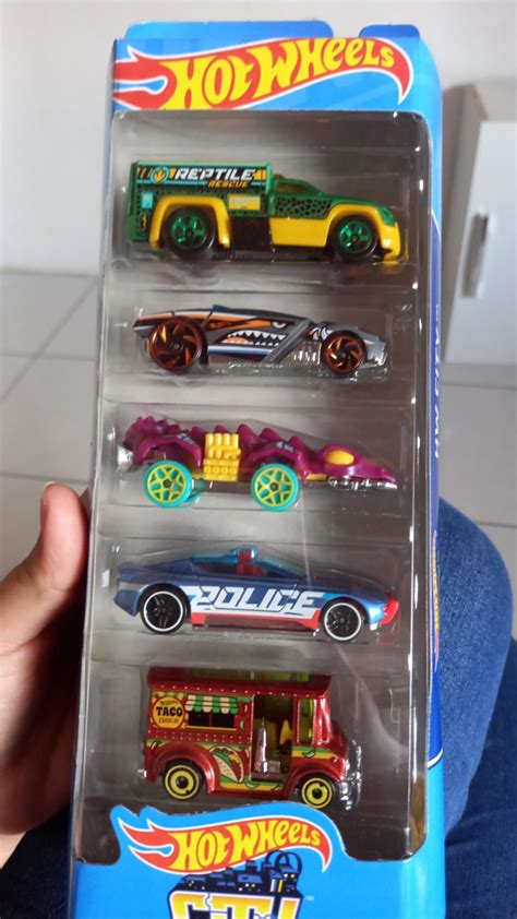 Pacote 5 Carros Sortidos Hot Wheels Mattel Multicor nÃo Ã possÃvel escolher as cores