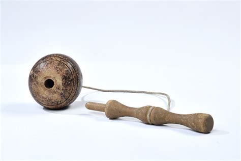 Bilboque É Um Brinquedo Indigena - Foto de Bilboque De Madeira Velho E Usado Um Brinquedo Típico No Brasil ...