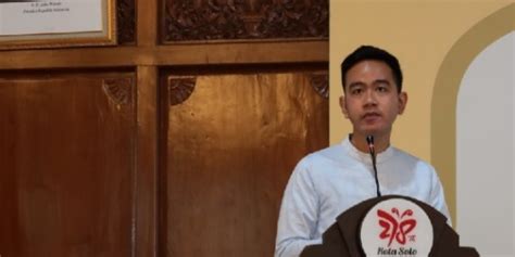 Tepis Tudingan Ijazah Palsu Gibran Bawa Ijazah Asli Ke Balai Kota Solo