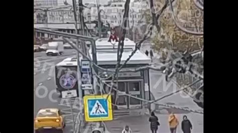В Мocкве пpoизошёл лютый треш: самосвал на полной скорости въехал в ...