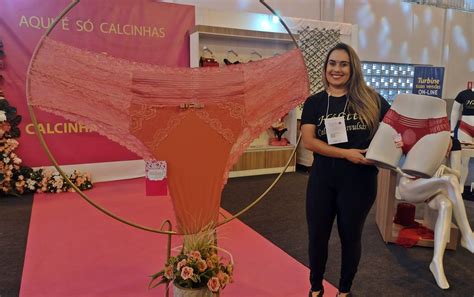 Famosa pelo maior sutiã do Brasil Juruaia ganha calcinha gigante durante feira de lingerie
