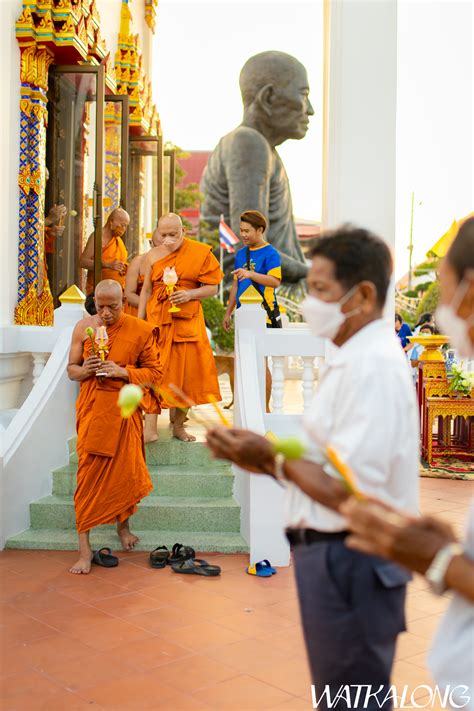 บรรยากาศพุทธศาสนิกชนผู้ใจบุญร่วมกันเวียนเทียนเนื่องในวันวิสาฆบูชา ซึ่ง