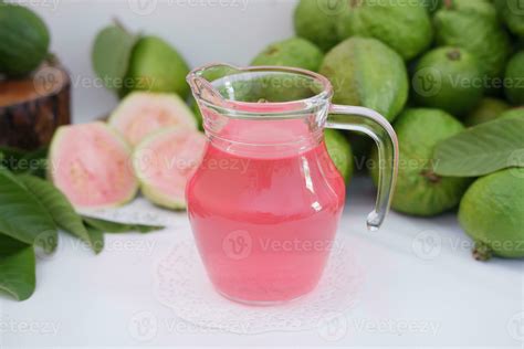 Fresh guava juice in a glass and fresh guava fruit. 27800589 Stock ...