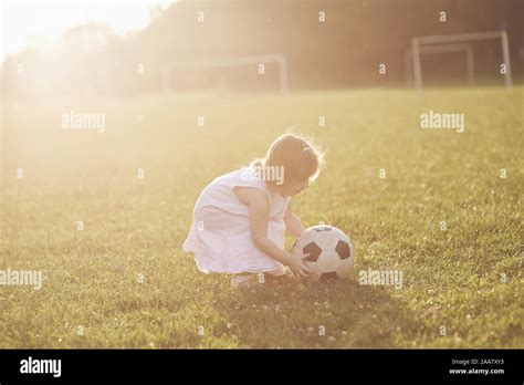 Petite Fille Avec Ballon De Foot Banque De Photographies Et Dimages à