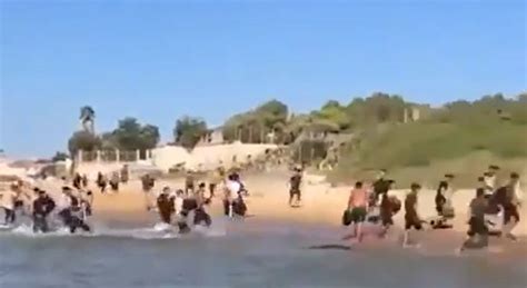 Migranti In 45 Sbarcano Sulla Spiaggia Di Montalbano Salvini Pubblica