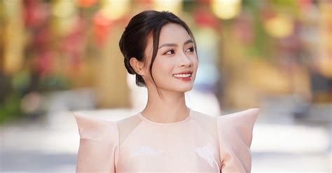 Hoàng Thị Loan đẹp rạng rỡ trong tà áo dài đọ sắc cùng hot girl Trung Quốc