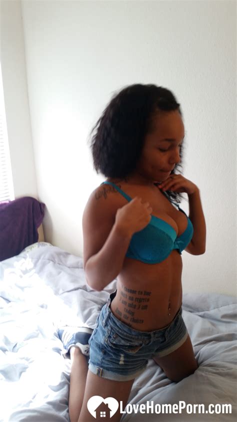 Ebony Posing Nude At HomeMoviesTube