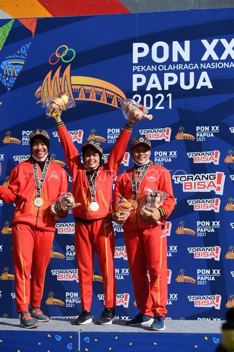 Medali Emas Panjat Tebing Speed Relay Putri Pon Papua Antara Foto