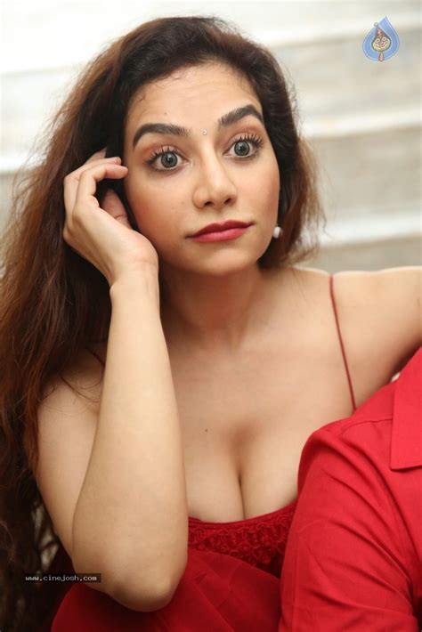 Surabhi Hot Stills Photo 60 Of 78