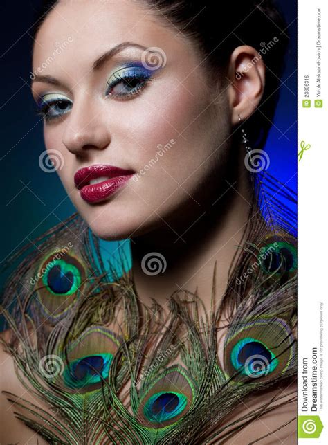 Brunette Joven Con Maquillaje Creativo Foto De Archivo Imagen De Profesional Adulto