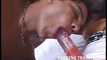 Inclínate y déjame estirar tu trasero con mi strapon XVIDEOS