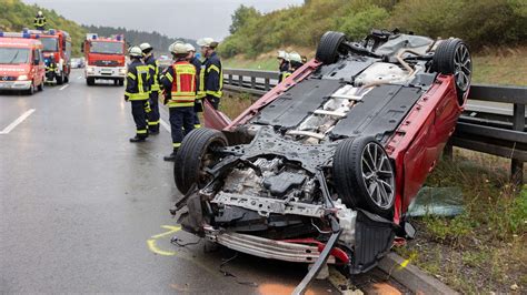 Unfall auf der A4 bei Wenden Auto überschlägt sich mehrfach