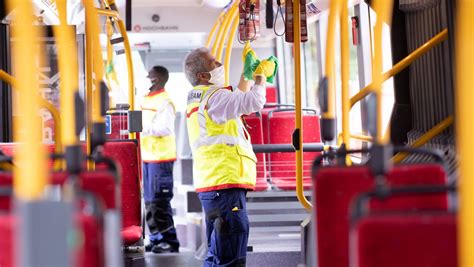 Hamburg Frau Verletzt Sich Im Bus Durch S Ure Getr Nkten Sitzplatz