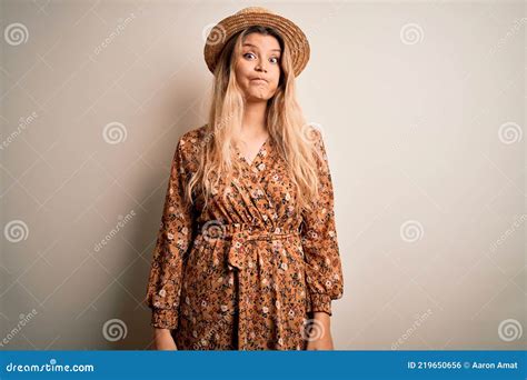Jeune Belle Femme Blonde Portant Robe D T Et Chapeau Sur Fond Blanc Isol Pommettes Avec