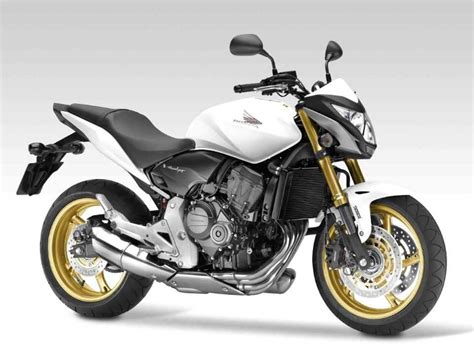 Honda Hornet saiba mais sobre a lendária moto naked Retornar