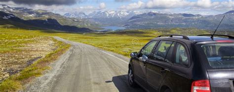 Carro Em Uma Estrada Da Montanha Foto De Stock Imagem De Rural Cenas