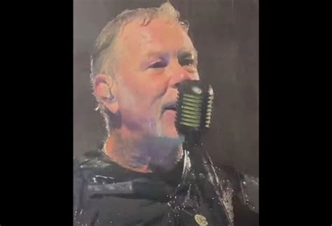 Regarder Metallica Affronte De Fortes Pluies Lors Du Concert D