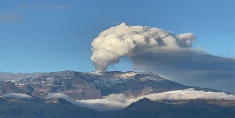 Colombia se prepara ante posible erupción volcánica y mantiene alerta