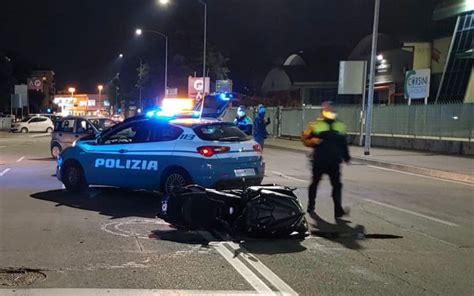 Ignorano Lalt Della Polizia E Scappano A Folle Velocit Scene Da Film