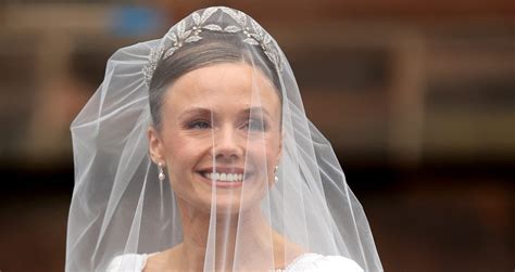 Labito Da Sposa Bianco Di Olivia Henson Perch Per Il Royal Wedding