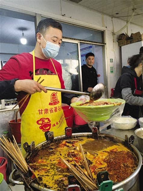 甘肃麻辣烫火出圈 兰州麻辣烫店前排起长队，有的外地游客专程来尝鲜文金兰顾客店里