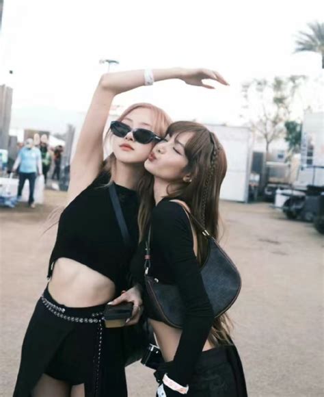 Nụ hôn má của Lisa dành cho Rosé ở Việt Nam bất ngờ hot trên mạng xã hội xứ Trung