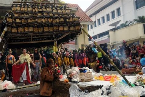 Warga Solo Sambut Fenomena Gerhana Matahari Dengan Ritual Kalahayu