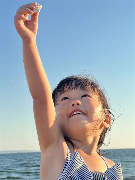 무료 이미지 소녀 머리 미소 낮 어깨 표정 People on beach People in nature 하늘빛