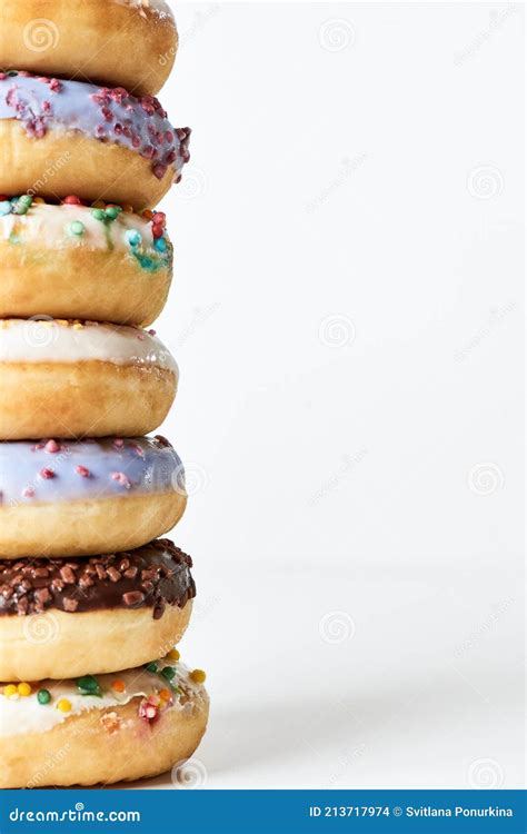 Postre Impresionante Torre De Varios Donuts De Colores Dulces Con