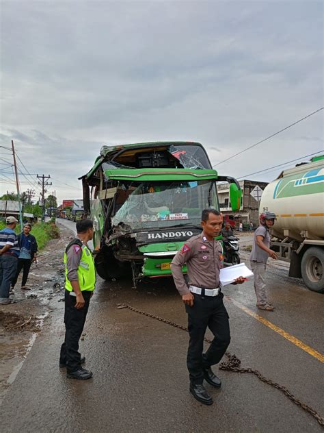 Ringsek Parah Bus Vs Tangki Terlibat Lakalantas Di Simpang Rimbo