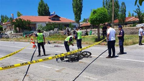 Sivas ta pikap ile çarpışan motosikletteki 2 genç öldü