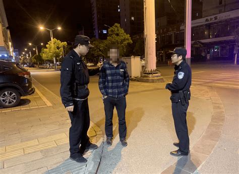 含山醉酒男子竟躺在路边睡着了，还好有民警家人