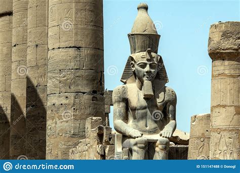 Templo De Egipto Luxor Estatua Del Granito De Ramesses II Asentada