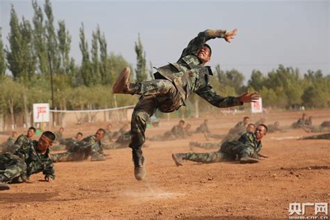 【网络媒体国防行】霸气！十张图带你速看武警官兵克敌硬功 国际在线