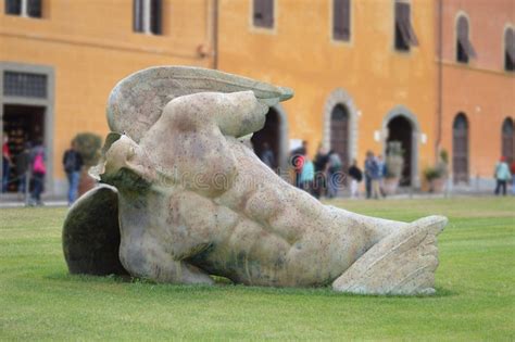 Sculpture De Caduto Tomb D Angelo D Ange Pise Italie Photo Stock