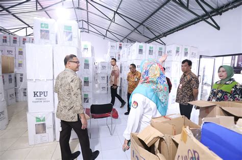 Cek Gudang Kpu Pj Wali Kota Batu Dr Aries Pastikan Logistik Sudah