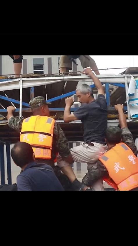 危难时刻见忠诚！武警官兵奋战涿州抗洪救灾一线！中国军网武警官兵抗洪涿州市新浪新闻