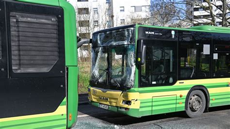 Zderzenie Dw Ch Autobus W Komunikacji Miejskiej W Szczecinie