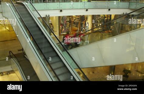 Mall Escalators Stock Videos And Footage Hd And 4k Video Clips Alamy