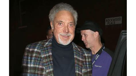 Sir Tom Jones Opens Up About Hip Replacement 8days