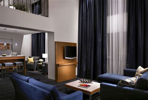 Hyatt Regency Vancouver - Guest Rooms - MCM Interiors