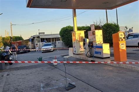 Tentata Rapina A Un Distributore A Pozzuoli Ferito Con Due Colpi Di