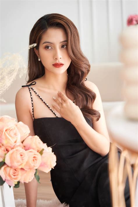 Mẹ con Thiên An diện bikini đi biển đầu năm Mẹ chiếm spotlight vì body mướt mắt bé Sol giống